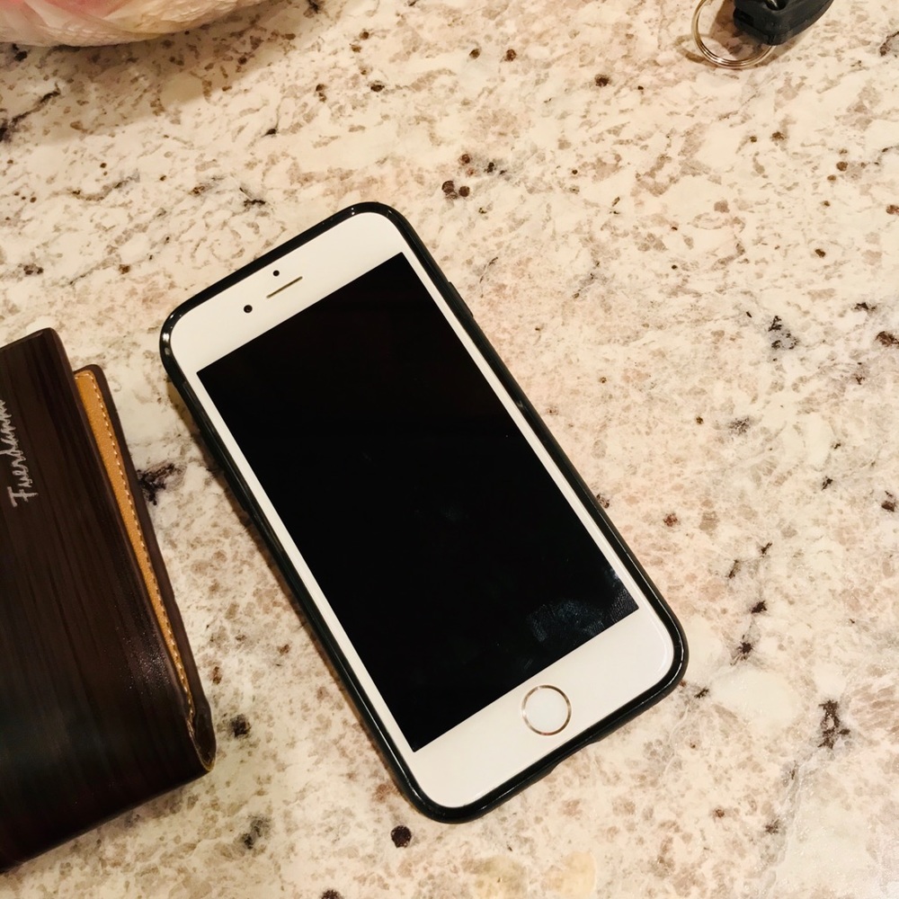 Apple I phone case with Air Pod gen 1-2 holder. - Picture 5 of 5